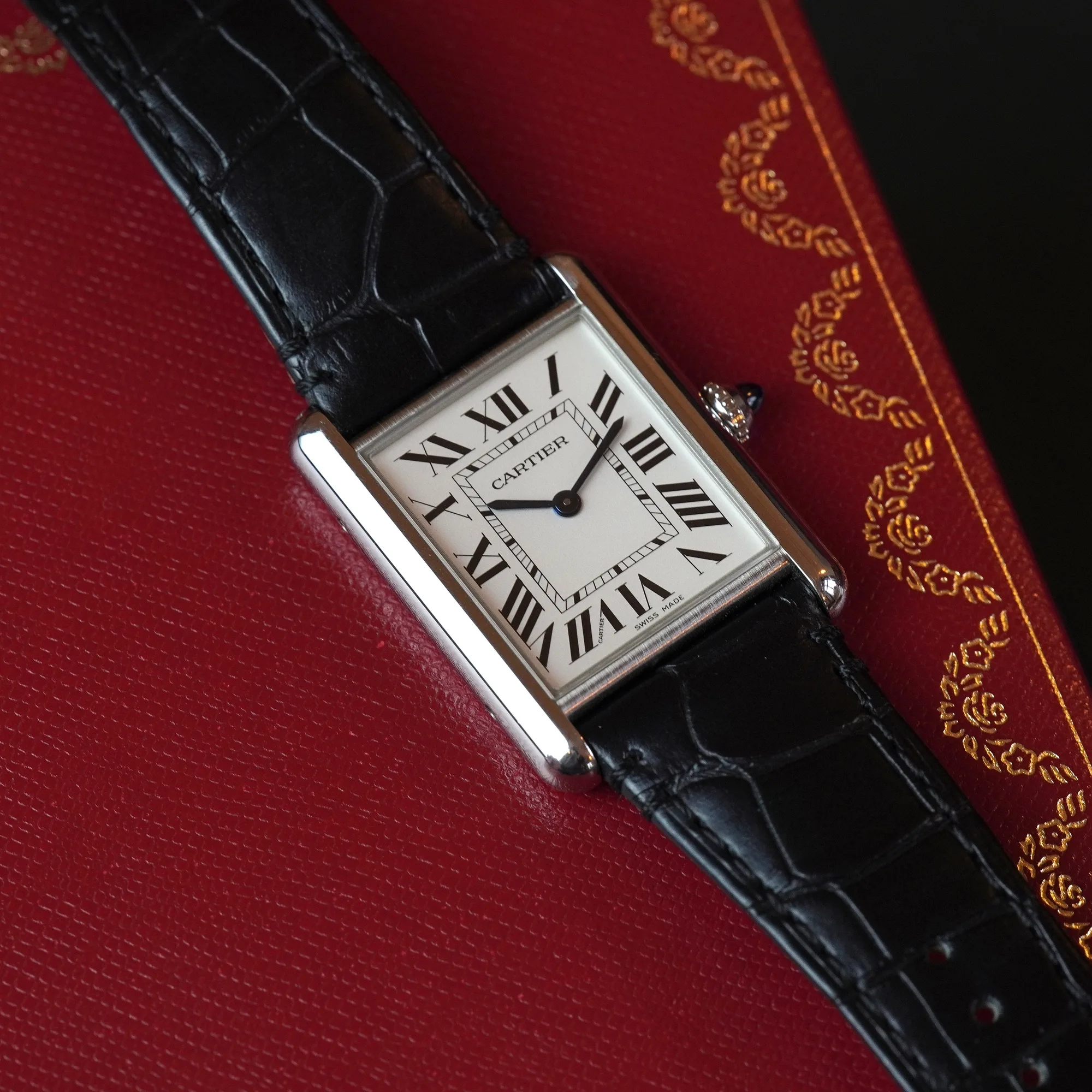 Cartier Tank Must WSTA0041 in stainless steel, Large, silvered dial with Roman numerals, on a black crocodile leather strap on the Cartier box