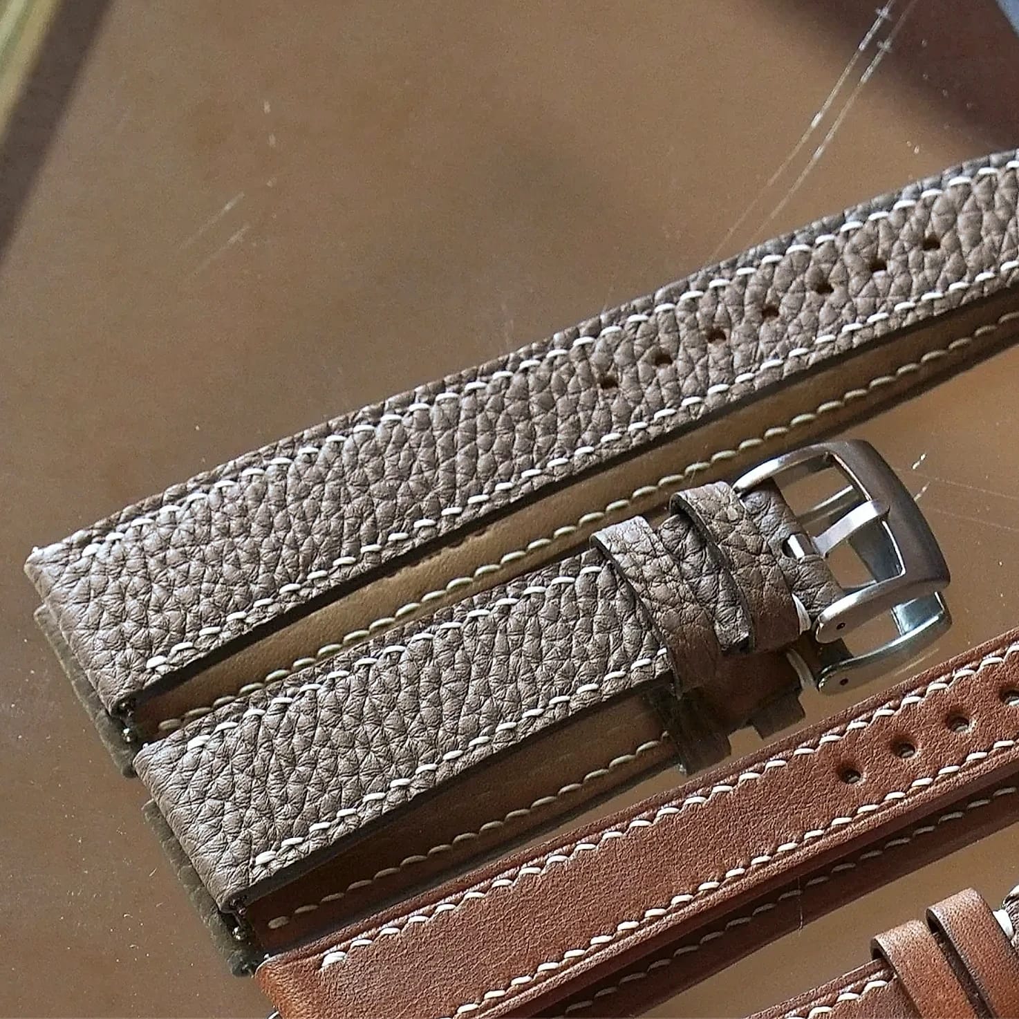 Uhrenarmband Togo-Leder in Taupe von Graf Classics mit weisser Naht und Dornschliesse aus Edelstahl